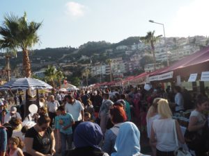 alanya kunst og turistfestival, alanya turistfestival, alanya festival, alanya havn, søndag i alanya, alanya billeder, stemningen, zencefil cafe alanya, zencefil alanya, tyrkisk morgenmad, tyrkisk brunch, serpme kahvalti, alanya blogger, alanya blog, dansk i tyrkiet, dansker i udlandet,