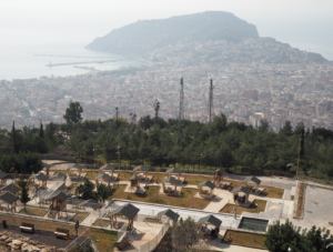 en tur op til alanya skiltet, alanya skilt, alanya seværdigheder, alanya oplevelser, alanya park, park i alanya, stor park i alanya, amfiteater i alanya, alanya amfiteater, nyhed i alanya, nyheder i alanya, alanya bogstaver, alanya blog, alanya blogger, tyrkiet blog, tyrkiet blogger, rejseblog tyrkiet, rejseblogger, udlandsdansker blog, hverdagen i tyrkiet, dagligdagen i tyrkiet, danskere i tyrkiet, dansk i tyrkiet, dansk i alanya