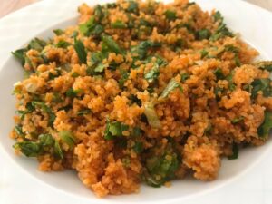 Kısır opskrift, tyrkisk bulgursalat, bulgur salat, tyrkisk salat opskrift, sund tyrkisk ret, vegetarisk tyrkisk ret, Kısır ingredienser, granatæblemelasse, tyrkisk mezebord, frisk salat, tyrkisk sommerret, vegansk bulgursalat, nem bulgursalat, tyrkisk mad, vegetarisk salat, friske grøntsager, citron granatæblemelasse salat, sund opskrift, sommer opskrift, glutenfri Kısır, tyrkisk køkken, middelhavsinspireret salat, salat med bulgur, hjemmelavet Kısır