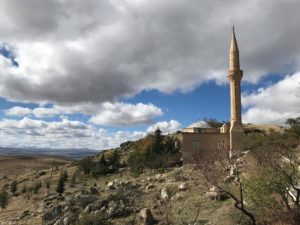 Yunus emre, tyrkisk poet, hvem er yunus emre, yunus emre gravsten, aksaray, kirsehir, nevsehir, ortaköy, abuusagi, hverdagen i tyrkiet, alanya blog, alanya blogger, rejseblogger, rejseblog, dansk i tyrkiet, dansker i tyrkiet, mevlana, rumi, hvem er rumi, tyrkisk landsbyer, æsel, tyrkisk æsel