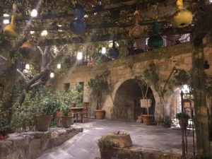 nostalji restaurant i göreme, göreme restauranter, kappadokien restauranter, kappdokien spisesteder, lokalt spisested Kappadokien, oplevelser i kappadokien, oplevelser i göreme, sarma, cicek dolmasi, sac kavurma, tyrkisk mad, alanya blog, alanya blogger, tyrkiet blog, tyrkiet blogger, danske rejseblogs, dansk i tyrkiet, hverdagen i tyrkiet,