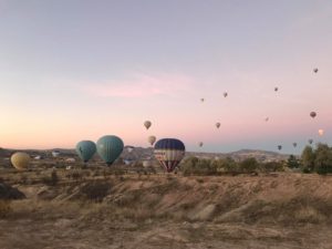 en magisk ballontur over kappadokien, ballontur i kappadokien, varmluftballon i kappadokien, oplevelser i kappadokien, seværdigheder i kappadokien, flyve i luftballon, oplevelser i cappadocia, alanya blog, alanya blogger, tyrkiet blog, tyrkiet blogge, rejseblogger, dansk rejseblog, udenlandsdansker blog, dansk i tyrkiet, hverdagen i tyrkiet,