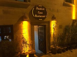 topdeck cave restaurant i göreme, cave restaurant i kappadokien, hule restaurant i kappadokien, oplevelser i kappadokien, seværdigheder i kappadokien, oplevelser i Göreme, seværdigheder i göreme, alanya blog, alanya blogger, oplevelser i tyrkiet, kappadokien, cappadocia, hverdag i tyrkiet, rejse i tyrkiet, danske rejseblog, tyrkiet blog, tyrkiet blogger, hverdagen i tyrkiet