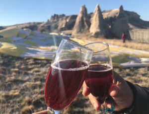 en magisk ballontur over kappadokien, ballontur i kappadokien, varmluftballon i kappadokien, oplevelser i kappadokien, seværdigheder i kappadokien, flyve i luftballon, oplevelser i cappadocia, alanya blog, alanya blogger, tyrkiet blog, tyrkiet blogge, rejseblogger, dansk rejseblog, udenlandsdansker blog, dansk i tyrkiet, hverdagen i tyrkiet,