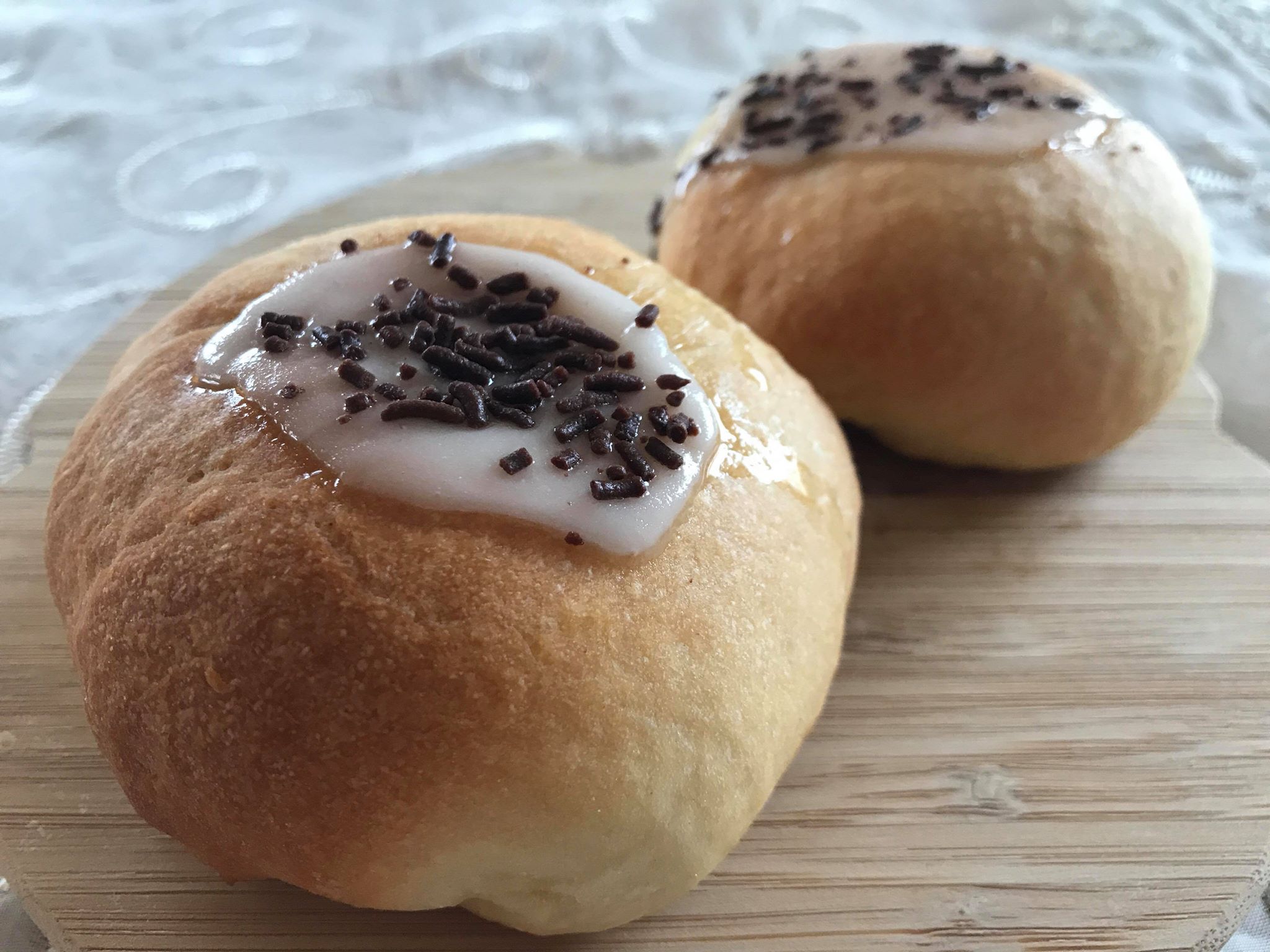 fastelavnsboller med æble og marcipan opskrift, fastelavnsboller med æblemos, fastelavnsboller med marcipan, nemme fastelavnsboller, fastelavnsbolle opskrift, fastelavnsboller med frugt