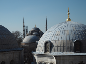 hagia sophia museum, hagia sofia museum, aya sofya museum, oplevelser i istanbul, moske i istanbul, museer i istanbul, hagia Sophia kirke, hagia sophia moske, oplevelser i tyrkiet, den blå moske istanbul. hagia sophia fakta, tyrkiet blog, tyrkiet blogger, alanya blogger, besøge en moské i Tyrkiet, moskéer i Tyrkiet, tyrkiske moskeer, moskébesøg Tyrkiet, etikette i moské, regler i moské, påklædning moské Tyrkiet, kulturel respekt Tyrkiet, moské guide Tyrkiet, fredagsbøn Tyrkiet, tyrkisk kultur og religion, hvad skal man vide om moskeer, store moskeer i Tyrkiet, Den Blå Moské, Sultanahmet moské, Süleymaniye moské, Selimiye moské, Ulu Camii Bursa, Kocatepe moské Ankara, minaret Tyrkiet, indretning af moské, rejseguide Tyrkiet moskéer, religion i Tyrkiet, islamisk kultur Tyrkiet, besøge hellige steder Tyrkiet