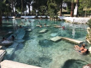 pamukkale, bomuldsslot, hierapolis, seværdigheder i tyrkiet, oplevelser i Tyrkiet, denizli, amifiteater hierapolis, tyrkiet blog, tyrkiet blogger, rejseblog tyrkiet, hverdagen i tyrkiet, expat i tyrkiet, pamukkale tyrkiet, hverdagen i tyrkiet, rejs i tyrkiet, kulturrejser tyrkiet