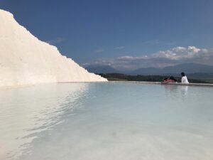 pamukkale, bomuldsslot, hierapolis, seværdigheder i tyrkiet, oplevelser i Tyrkiet, denizli, amifiteater hierapolis, tyrkiet blog, tyrkiet blogger, rejseblog tyrkiet, hverdagen i tyrkiet, expat i tyrkiet, pamukkale tyrkiet, hverdagen i tyrkiet, rejs i tyrkiet, kulturrejser tyrkiet