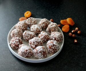 hjemmelavede abrikoskugler, romkugler med abrikos, sunde romkugler, sundere romkugler med abrikos, sunde hjemmelavde romkugler, abrikos romkugler, opskrifter med abrikos, abrikos opskrifter, alanya blog, alanya blogger, dansk i tyrkiet, tyrkiet blog, alanya madblogger