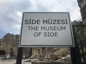 arkæologisk museum i side, museer i side, museums i side, historisk museum i side, oplevelser i side, seværdigheder i side, det skal du opleve i side tyrkiet, hamam i side, amfiteater i side, undervandsmuseum i side, undervandsmuseum i tyrkiet, jeepsafari i side, tyrkisk mad, tyrkisk morgenmad, side museum, dansk i tyrkiet, rejseguide til side, alanya blog, alanya blogger, rejseblog tyrkiet, rejseblog side,