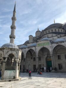 den blå moske i istanbul, blue mosque in istanbul, sultan ahmet camii i istanbul, sultan ahmet moske i istanbul, moskeer i tyrkiet, moskeer i istanbul, regler for at besøge moske, gratis oplevelser i istanbul, gratis seværdigheder i istanbul,