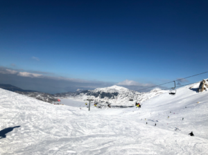 skiferie i tyrkiet, skiferie i antalya, skiferie nær alanya, skiferie i davraz tyrkiet, skisportssteder i tyrkiet, vinter i tyrkiet, vinter oplevelser i tyrkiet, børnevenlige oplevelser tyrkiet, skiskole i tyrkiet, skisportssted nær antalya, kan man stå på ski i tyrkiet, oplevelser i isparta, seværdigheder i isparta, hoteller i isparta,