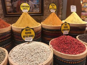 grand bazar i istanbul, den egyptiske bazar i istanbul, krydderibazaren i istanbul, markeder i istanbul, shopping i istanbul, oplevelser i istanbul, seværdigheder i istanbul,