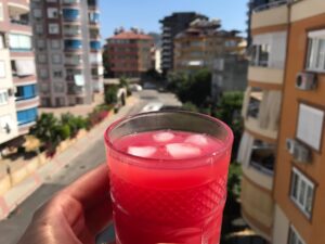 sukkerfri vandmelon lemonade, lemonade med vandmelon, nem lemonade, tyrkiske drikke, nem sommerdrik med vandmelon, opskrifter med vandmelon, vandmelon opskrifter, tyrkiske opskrifter, tyrkiske drikke, dansk i tyrkiet, alanya madblogger