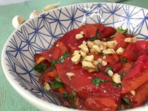 Tyrkisk salat med grillede pebre, tyrkisk pebersalat, tyrkiske opskrifter, tyrkiske retter, tyrkiske mezer, nem tyrkisk mad, tyrkiske forretter, tyrkiske madopskrifter, opskrifter med rød peberfrugt, nem tyrkisk mad, tyrkisk madblogger, tyrkisk salat med grillet peberfrugt