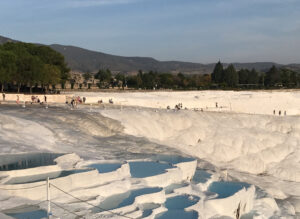 oplevelser i denizli, oplevelser i pamukkale, oplevelser i tyrkiet, seværdigheder i tyrkiet, seværdigheder i pamukkale, seværdigheder i denizli, kør selv ferie i tyrkiet, natur oplevelser i tyrkiet, shopping i tyrkiet, grotter i tyrkiet, karavanestationer i tyrkiet