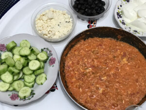 Menemen uden løg opskrift, menemen opskrift, hvad er tyrkisk menemen, menemen tyrkisk morgenmad, tyrkiske opskrifter, nemme tyrkiske retter, nem tyrkisk mad, tyrkisk omelet med tomat,