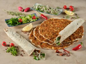 lahmacun opskrift, tyrkisk pizza, hjemmelavet lahmacun, lahmacun dej, tyrkisk mad opskrifter, lahmacun med oksekød, spicy tyrkisk pizza, traditionel lahmacun, tyrkisk fladbrød med kød, lahmacun med lammekød, tyrkisk street food, lahmacun opskrift nem, autentisk lahmacun, tyrkisk mad blog, tyrkisk specialitet, lahmacun med salat, tyrkisk fastfood, opskrift med hakket kød, tyrkisk fladbrød, hjemmelavet tyrkisk pizza, lahmacun med chili, tyrkisk pizza opskrift, tyrkisk madret, vegetarisk lahmacun, lahmacun fyld, lækker tyrkisk opskrift, nem lahmacun, tyrkisk fladbrød opskrift