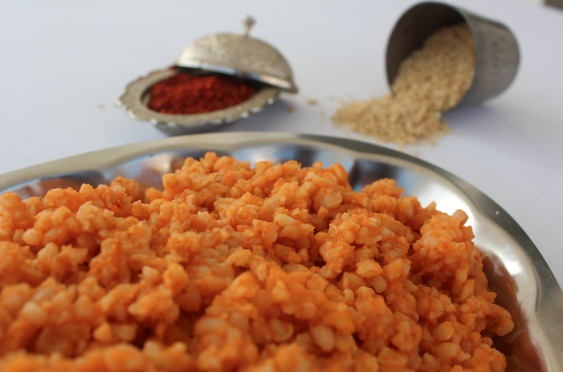 bulgur pilavi opskrift, tyrkiske opskrifter, tyrkisk mad, tyrkisk opskrift med bulgur, bulgur opskrifter, vegetar opskrifter, veganske opskrifter, tyrkisk opskrift, røde bulgur, tyrkisk bulgurret, Bulgur Pilavi opskrift, Tyrkisk bulgur opskrift, Tyrkisk pilaf med bulgur, Bulgur pilaf, Tyrkisk pilaf opskrift, Tyrkiske vegetarretter, Nem tyrkisk mad, Tyrkiske hverdagsretter, Sund tyrkisk mad, Tyrkisk tilbehør, Bulgur med grøntsager, Tyrkisk riserstatning, Opskrift med tomatpuré og bulgur, Bulgur retter, Autentisk tyrkisk mad.