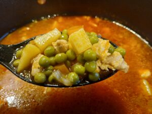 bezelye yemeği med kylling, tyrkisk ærteret, tyrkisk gryderet med kylling, bezelye opskrift, tyrkisk mad, hverdagsret fra Tyrkiet, tyrkisk comfort food, tyrkiske retter med kylling, klassisk tyrkisk gryderet, ærteret med kylling