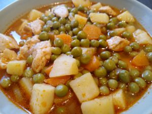 bezelye yemeği med kylling, tyrkisk ærteret, tyrkisk gryderet med kylling, bezelye opskrift, tyrkisk mad, hverdagsret fra Tyrkiet, tyrkisk comfort food, tyrkiske retter med kylling, klassisk tyrkisk gryderet, ærteret med kylling