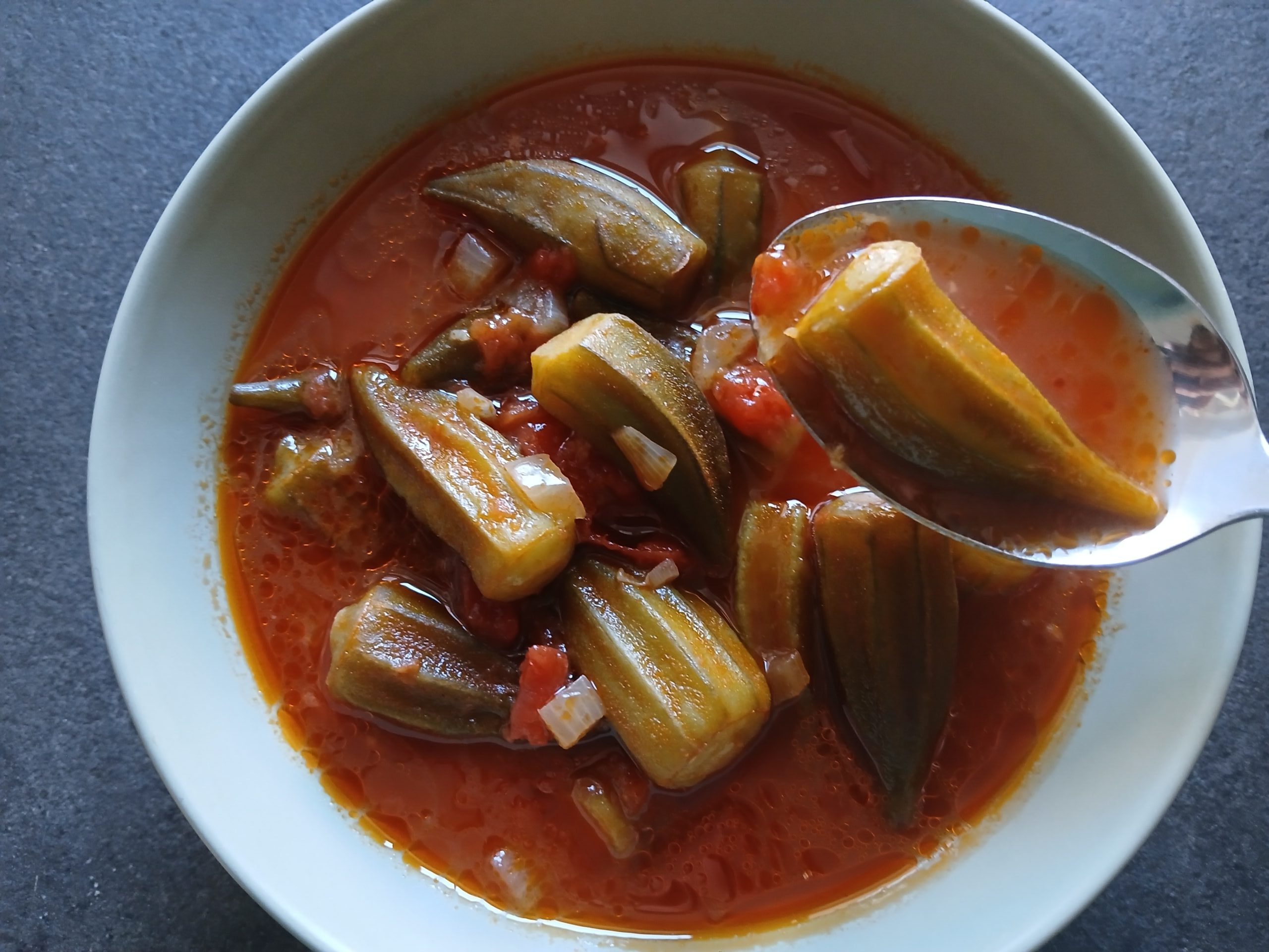 Etsiz bamya yemeği -Tyrkisk vegetargryde med okra