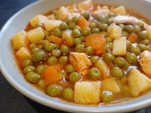 bezelye yemeği med kylling, tyrkisk ærteret, tyrkisk gryderet med kylling, bezelye opskrift, tyrkisk mad, hverdagsret fra Tyrkiet, tyrkisk comfort food, tyrkiske retter med kylling, klassisk tyrkisk gryderet, ærteret med kylling