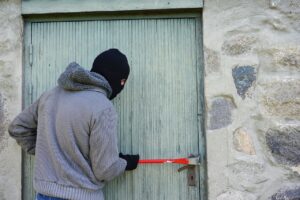 undgå indbrud på ferien, tyverisikring af hjemmet, sikre hjemmet ved ferie, rejse til Tyrkiet sikkerhed, ferie og indbrud, indbrudstyve og ferie, ferie tjekliste hjem, beskyt dit hjem rejse, tyrkiet rejser og sikkerhed, nabohjælp ved ferie, smart home indbrudssikring, rejsetips Danmark Tyrkiet, indbrud forebyggelse ferie, ferieforberedelser hjemmet