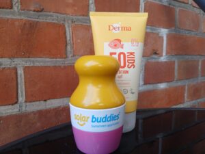 solcreme applikator, solar buddies, solcreme børn, solcreme til børn, solbeskyttelse børn, nem påføring solcreme, solcreme ferie, solcreme vuggestue, solcreme strand, solcreme legeplads, solcreme uden svineri, solcreme til rejser, solcreme i varmen, børn i solen, solcreme til sarte børn, solcreme uden klistrede hænder, praktisk solcreme applikator, solcreme morgenrutine, smøre børn ind i solcreme, solcreme uden brok, UV-beskyttelse børn, solcreme tyrkiet, danskere i tyrkiet, ferie med børn, solbeskyttelse på ferie, solcreme tips til børn, solcreme guide, solcreme til sydens sol, solbeskyttelse uden besvær, solcreme strandtur