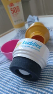 solcreme applikator, solar buddies, solcreme børn, solcreme til børn, solbeskyttelse børn, nem påføring solcreme, solcreme ferie, solcreme vuggestue, solcreme strand, solcreme legeplads, solcreme uden svineri, solcreme til rejser, solcreme i varmen, børn i solen, solcreme til sarte børn, solcreme uden klistrede hænder, praktisk solcreme applikator, solcreme morgenrutine, smøre børn ind i solcreme, solcreme uden brok, UV-beskyttelse børn, solcreme tyrkiet, danskere i tyrkiet, ferie med børn, solbeskyttelse på ferie, solcreme tips til børn, solcreme guide, solcreme til sydens sol, solbeskyttelse uden besvær, solcreme strandtur