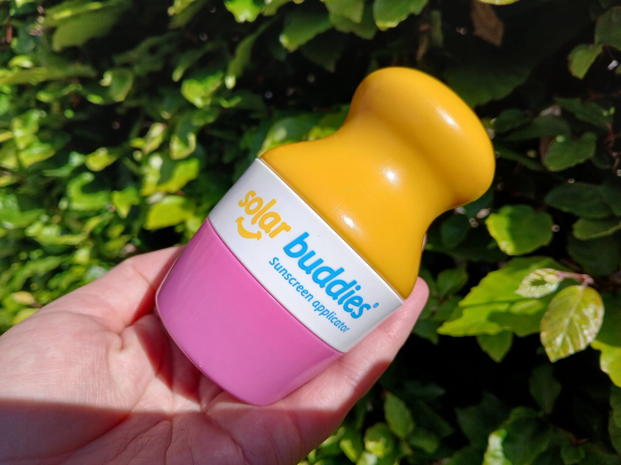 solcreme applikator, solar buddies, solcreme børn, solcreme til børn, solbeskyttelse børn, nem påføring solcreme, solcreme ferie, solcreme vuggestue, solcreme strand, solcreme legeplads, solcreme uden svineri, solcreme til rejser, solcreme i varmen, børn i solen, solcreme til sarte børn, solcreme uden klistrede hænder, praktisk solcreme applikator, solcreme morgenrutine, smøre børn ind i solcreme, solcreme uden brok, UV-beskyttelse børn, solcreme tyrkiet, danskere i tyrkiet, ferie med børn, solbeskyttelse på ferie, solcreme tips til børn, solcreme guide, solcreme til sydens sol, solbeskyttelse uden besvær, solcreme strandtur