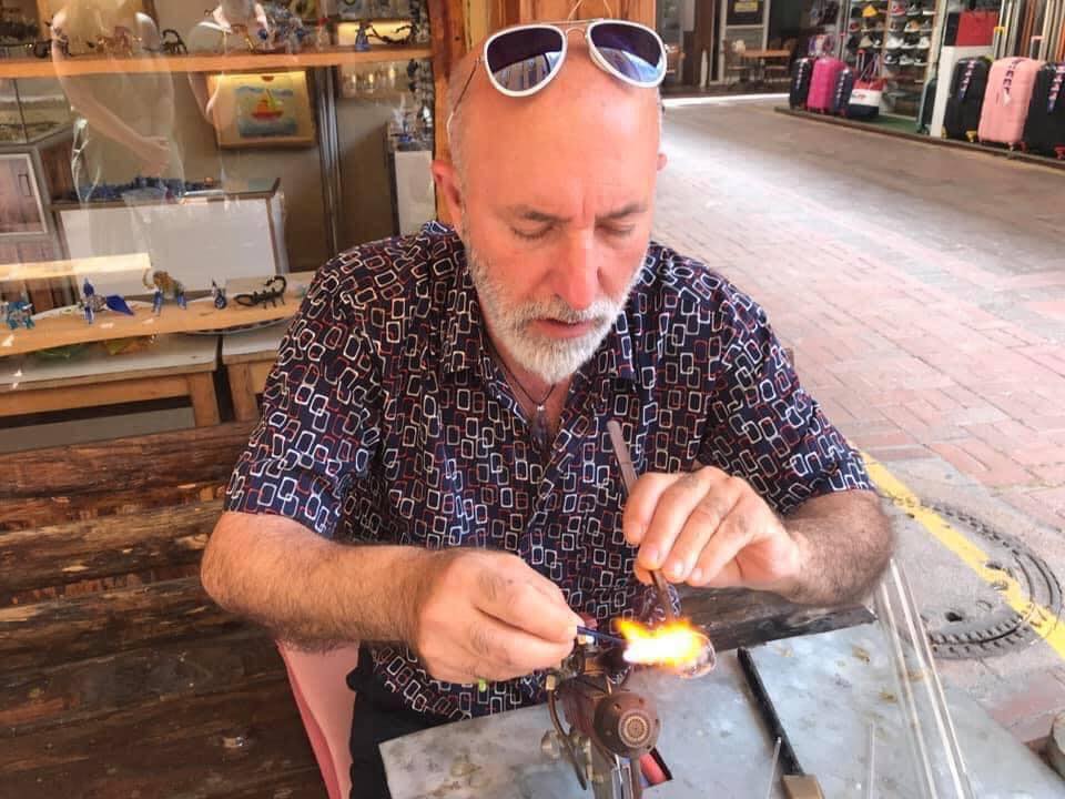 glaspuster Alanya, Hamit Paşaoğlu glasværksted, Glass Art House Alanya, glaspustning i Tyrkiet, Alanya bazar oplevelser, håndlavet glas Alanya, kunsthåndværk i Alanya, unik shopping Alanya, lokale kunstnere Alanya, glaskunst Tyrkiet, turistattraktioner i Alanya, bazar shopping Alanya, håndværk Alanya bazar, kreative oplevelser i Alanya, Alanya souvenirs, glasbutik Alanya centrum, kunstneriske oplevelser Tyrkiet, glaspusteri nær Della Via café, håndlavede gaver Alanya, glaspuster workshop Alanya