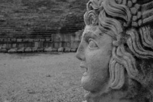 Myra Tyrkiet, legender fra Myra, Sankt Nikolaus Tyrkiet, hellige steder i Tyrkiet, tyrkisk mytologi, lykisk kultur, klippegrave Tyrkiet, antikke byer Tyrkiet, Nikolaus legender, gamle guder i Tyrkiet, Myra kirke, spirituelle steder Tyrkiet