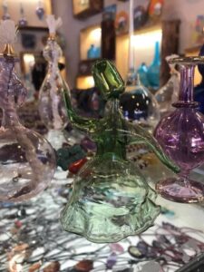 glaspuster Alanya, Hamit Paşaoğlu glasværksted, Glass Art House Alanya, glaspustning i Tyrkiet, Alanya bazar oplevelser, håndlavet glas Alanya, kunsthåndværk i Alanya, unik shopping Alanya, lokale kunstnere Alanya, glaskunst Tyrkiet, turistattraktioner i Alanya, bazar shopping Alanya, håndværk Alanya bazar, kreative oplevelser i Alanya, Alanya souvenirs, glasbutik Alanya centrum, kunstneriske oplevelser Tyrkiet, glaspusteri nær Della Via café, håndlavede gaver Alanya, glaspuster workshop Alanya