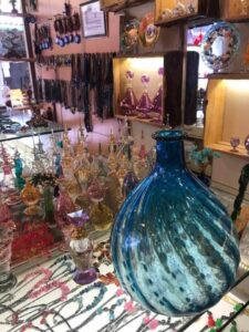 glaspuster Alanya, Hamit Paşaoğlu glasværksted, Glass Art House Alanya, glaspustning i Tyrkiet, Alanya bazar oplevelser, håndlavet glas Alanya, kunsthåndværk i Alanya, unik shopping Alanya, lokale kunstnere Alanya, glaskunst Tyrkiet, turistattraktioner i Alanya, bazar shopping Alanya, håndværk Alanya bazar, kreative oplevelser i Alanya, Alanya souvenirs, glasbutik Alanya centrum, kunstneriske oplevelser Tyrkiet, glaspusteri nær Della Via café, håndlavede gaver Alanya, glaspuster workshop Alanya