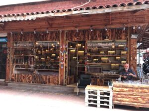 glaspuster Alanya, Hamit Paşaoğlu glasværksted, Glass Art House Alanya, glaspustning i Tyrkiet, Alanya bazar oplevelser, håndlavet glas Alanya, kunsthåndværk i Alanya, unik shopping Alanya, lokale kunstnere Alanya, glaskunst Tyrkiet, turistattraktioner i Alanya, bazar shopping Alanya, håndværk Alanya bazar, kreative oplevelser i Alanya, Alanya souvenirs, glasbutik Alanya centrum, kunstneriske oplevelser Tyrkiet, glaspusteri nær Della Via café, håndlavede gaver Alanya, glaspuster workshop Alanya