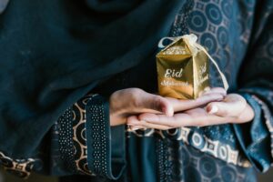 Kurban Bayram, Tyrkiet, offerfest, religiøs højtid, traditioner, ofring, Ibrahim, Ismail, islam, tyrkiske traditioner, sociale aktiviteter, velgørenhed, bøn, moskéer, religiøs betydning, gavebytte, ofredyr, køer, får, kameler, kødet fra ofringen, hjælpsomhed, Tyrkiet helligdage, familiefejring, gæstfrihed, tyrkisk kultur, kurban markeder, socialt samvær, tyrkisk mad, baklava, kebab, pilaf, lokale traditioner, ofrende til de fattige, hjælpearbejde, kurban velgørenhed, Tyrkiet ferie, tyrkiske landsbyer, storbyer, Istanbul, Ankara, religiøs samhørighed, kurban bønner, islamske værdier, samfundsfest, islamisk fest, tyrkiske festivaler, sociale forskelle, kurban bayram 2025, religiøse ritualer, tyrkiske helligdage, tyrkisk samfund, kurban markeder i Tyrkiet.