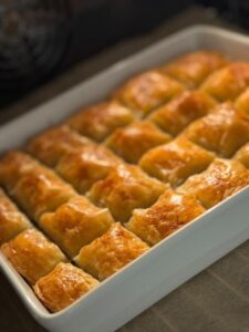 soguk baklava opskrift, soguk baklava med chokolade, soguk baklava med mælk, tyrkisk soguk baklava, nem soguk baklava opskrift, hjemmelavet soguk baklava, baklava med chokolademælk, soguk baklava uden nødder, soguk baklava med hasselnødder, soguk baklava med pistacie, soguk baklava med mørk chokolade, soguk baklava dessert, kold baklava opskrift, kold baklava med chokolade, tyrkisk dessert med chokolade, opskrift på soguk baklava med kakao, baklava med kakaomælk, soguk baklava trin for trin, soguk baklava nem og hurtig, soguk baklava med kondenseret mælk, soguk baklava med fløde, soguk baklava uden sukker, soguk baklava med Nutella, soguk baklava med mælkechokolade, luksus soguk baklava, soguk baklava opskrift tyrkisk stil, sød soguk baklava med chokolade, soguk baklava med kakaopulver, baklava med chokoladefyld, baklava med chokoladesirup, soguk baklava med sirup, soguk baklava med smør og chokolade, dessert soguk baklava med mælk og nødder, soğuk baklava tarifi, çikolatalı soğuk baklava, sütlü soğuk baklava, ev yapımı soğuk baklava, kolay soğuk baklava tarifi, fıstıklı soğuk baklava, cevizli soğuk baklava, bitter çikolatalı soğuk baklava, süt ile soğuk baklava, kakaolu soğuk baklava, nutellalı soğuk baklava, yoğun sütlü soğuk baklava, şerbetli soğuk baklava, az şekerli soğuk baklava, pratik soğuk baklava, adım adım soğuk baklava, çikolata dolgulu baklava, çikolata soslu baklava, evde kolay soğuk baklava yapımı, yumuşak soğuk baklava, bol sütlü soğuk baklava