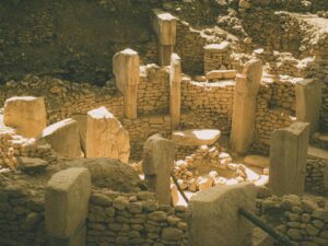 Göbekli tepe, Göbeklitepe, Göbeklitepe myter, Göbeklitepe legender, gamle civilisationer, oldtidsmystik, forhistoriske templer, verdens ældste tempel, stenalderritualer, arkæologiske fund, mytologi, tyrkisk mytologi, kultsteder, gamle guder, religiøse ritualer, mysterier fra oldtiden, stenmonumenter, præ-astronaut teori, esoteriske fortællinger, ukendte civilisationer, urreligion, hellige steder, Anatolien historie, skjulte symboler, megalitkultur, menneskets oprindelse, kosmiske forbindelser, oldtidens tro, arkæologiske gåder, mytiske fortællinger, tempelkomplekser, urkultur, forsvundne ritualer, spirituel arkitektur, kultisk symbolik, sol- og månetilbedelse, astronomiske teorier, mytologiske symboler, oldtidsmysterier, gådefulde ruiner, arkæologisk mystik, historiens begyndelse, religiøs udvikling, ritualpladser, hellig geometri, symboler i sten, stenalderkultur, spirituelle traditioner, menneskets første religioner, historiske teorier