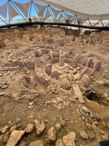 Göbekli tepe, Göbeklitepe, Göbeklitepe myter, Göbeklitepe legender, gamle civilisationer, oldtidsmystik, forhistoriske templer, verdens ældste tempel, stenalderritualer, arkæologiske fund, mytologi, tyrkisk mytologi, kultsteder, gamle guder, religiøse ritualer, mysterier fra oldtiden, stenmonumenter, præ-astronaut teori, esoteriske fortællinger, ukendte civilisationer, urreligion, hellige steder, Anatolien historie, skjulte symboler, megalitkultur, menneskets oprindelse, kosmiske forbindelser, oldtidens tro, arkæologiske gåder, mytiske fortællinger, tempelkomplekser, urkultur, forsvundne ritualer, spirituel arkitektur, kultisk symbolik, sol- og månetilbedelse, astronomiske teorier, mytologiske symboler, oldtidsmysterier, gådefulde ruiner, arkæologisk mystik, historiens begyndelse, religiøs udvikling, ritualpladser, hellig geometri, symboler i sten, stenalderkultur, spirituelle traditioner, menneskets første religioner, historiske teorier