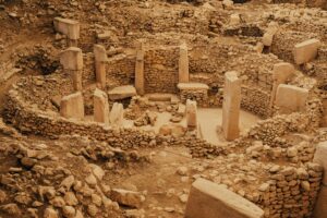 Göbekli tepe, Göbeklitepe, Göbeklitepe myter, Göbeklitepe legender, gamle civilisationer, oldtidsmystik, forhistoriske templer, verdens ældste tempel, stenalderritualer, arkæologiske fund, mytologi, tyrkisk mytologi, kultsteder, gamle guder, religiøse ritualer, mysterier fra oldtiden, stenmonumenter, præ-astronaut teori, esoteriske fortællinger, ukendte civilisationer, urreligion, hellige steder, Anatolien historie, skjulte symboler, megalitkultur, menneskets oprindelse, kosmiske forbindelser, oldtidens tro, arkæologiske gåder, mytiske fortællinger, tempelkomplekser, urkultur, forsvundne ritualer, spirituel arkitektur, kultisk symbolik, sol- og månetilbedelse, astronomiske teorier, mytologiske symboler, oldtidsmysterier, gådefulde ruiner, arkæologisk mystik, historiens begyndelse, religiøs udvikling, ritualpladser, hellig geometri, symboler i sten, stenalderkultur, spirituelle traditioner, menneskets første religioner, historiske teorier