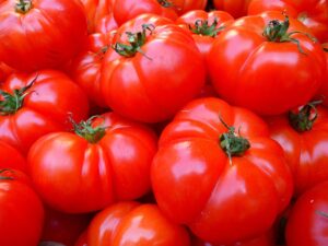 tyrkisk tomatsuppe, domates çorbası, opskrift tyrkisk suppe, tomatsuppe med ost, nem tomatsuppe, tyrkisk mad, tyrkisk opskrift, hverdagsmad tyrkiet, suppe med tomatpuré, billig suppeopskrift, tyrkisk hverdagsmad, tomatsuppe fra bunden, suppe med friske tomater, traditionel tyrkisk suppe, tyrkisk comfort food, hurtig suppe, tyrkisk køkken, suppe med revet ost, tyrkiske retter, vegetarisk tyrkisk suppe, tomatsuppe nem opskrift, nostalgisk mad, opskrift med få ingredienser