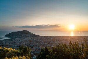 rejse alene til Alanya, soloferie Alanya, alene på ferie i Tyrkiet, solorejse Tyrkiet, rejse alene som kvinde Tyrkiet, tryg ferie i Alanya, soloferie Tyrkiet, oplevelser for solorejsende Alanya, rejseguide Alanya solo, ferie alene Alanya, Alanya for solorejsende, Alanya rejsetips, Tyrkiet rejse alene, bedste steder i Alanya, aktiviteter alene i Alanya, hamam Alanya, bådtur Alanya, udflugter Alanya solo, rejse til Tyrkiet alene, kvinde rejser alene Tyrkiet, tryg rejse Tyrkiet, ferie uden selskab Alanya, singleferie Tyrkiet, rolig ferie i Alanya, selvforkælelse Alanya, lokale oplevelser Alanya, Alanya for kvinder, solooplevelser Tyrkiet, inspiration soloferie, Tyrkiet for solo rejsende