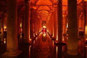 Basilica Cistern, Istanbul cistern, Istanbul seværdigheder, underjordisk cistern, Byzantinsk arkitektur, Istanbul historie, cistern myter, Basilica Cistern legender, Medusa hoveder, Istanbul turisme, mystiske steder Istanbul, historiske steder Istanbul, gamle underjordiske strukturer, cistern historie, turistattraktion Istanbul, skjulte steder Istanbul, gamle byzantinske monumenter, vandreservoar Istanbul, mystik i Istanbul, spændende steder Istanbul, arkitekturhistorie Istanbul, underjordiske seværdigheder, historie og myter Istanbul, eventyr Istanbul, legender om Basilica Cistern, gotiske strukturer Istanbul, turismeguide Istanbul, kultur og historie Istanbul, ikoniske steder Istanbul, arkitektoniske vidundere, hemmelige rum Istanbul, gamle vandledninger, arkitektur og myter, historiske legender, besøge Basilica Cistern, kulturarv Istanbul, UNESCO lignende steder Istanbul, historiske mysterier, gamle underjordiske bygninger, turistmål Istanbul, mytiske steder Istanbul, kulturelle attraktioner Istanbul, legender og historier, fascinerende seværdigheder Istanbul, berømte steder Istanbul, arkitekturperler Istanbul, Byzantinsk kultur, vandets historie, mystiske steder verden