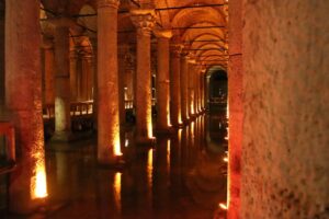 Basilica Cistern, Istanbul cistern, Istanbul seværdigheder, underjordisk cistern, Byzantinsk arkitektur, Istanbul historie, cistern myter, Basilica Cistern legender, Medusa hoveder, Istanbul turisme, mystiske steder Istanbul, historiske steder Istanbul, gamle underjordiske strukturer, cistern historie, turistattraktion Istanbul, skjulte steder Istanbul, gamle byzantinske monumenter, vandreservoar Istanbul, mystik i Istanbul, spændende steder Istanbul, arkitekturhistorie Istanbul, underjordiske seværdigheder, historie og myter Istanbul, eventyr Istanbul, legender om Basilica Cistern, gotiske strukturer Istanbul, turismeguide Istanbul, kultur og historie Istanbul, ikoniske steder Istanbul, arkitektoniske vidundere, hemmelige rum Istanbul, gamle vandledninger, arkitektur og myter, historiske legender, besøge Basilica Cistern, kulturarv Istanbul, UNESCO lignende steder Istanbul, historiske mysterier, gamle underjordiske bygninger, turistmål Istanbul, mytiske steder Istanbul, kulturelle attraktioner Istanbul, legender og historier, fascinerende seværdigheder Istanbul, berømte steder Istanbul, arkitekturperler Istanbul, Byzantinsk kultur, vandets historie, mystiske steder verden