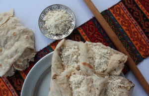 yufka, tyrkisk yufka, yufka opskrift, hjemmelavet yufka, tyrkisk fladbrød, yufka til börek, yufka til dürüm, tyndt brød tyrkiet, yufka bagning, traditionelt tyrkisk brød, yufka dej, yufka kultur, tyrkiske madtraditioner, yufka opskrifter, fladbrød opskrift, tyrkisk køkken, yufka til snacks, madlavning med yufka, tyrkisk bagværk, yufka tips