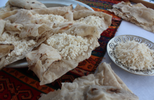 yufka, tyrkisk yufka, yufka opskrift, hjemmelavet yufka, tyrkisk fladbrød, yufka til börek, yufka til dürüm, tyndt brød tyrkiet, yufka bagning, traditionelt tyrkisk brød, yufka dej, yufka kultur, tyrkiske madtraditioner, yufka opskrifter, fladbrød opskrift, tyrkisk køkken, yufka til snacks, madlavning med yufka, tyrkisk bagværk, yufka tips
