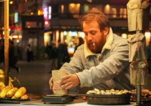 kastanjer i tyrkiet, tyrkiske kastanjer, ristede kastanjer tyrkiet, kastanjer streetfood tyrkiet, kastanjer bursa, kestane şekeri, tyrkisk vintermad, vinterdelikatesse tyrkiet, kastanje opskrift tyrkiet, tyrkisk kastanjeristning, kastanje dessert tyrkiet, kastanjer aydın, tyrkiske nødder, kastanje kultur tyrkiet, tyrkiske juletraditioner, tyrkiske snacks, kastanje snack, vinterhygge tyrkiet, kastanje madkultur, tyrkisk madtradition, tyrkiske kandiserede kastanjer, tyrkisk vintersnack, kastanjer som streetfood, tyrkisk gademarked, vinter i tyrkiet, dansk i tyrkiet, madoplevelser tyrkiet, ristede kastanjer opskrift, tyrkisk desserttradition