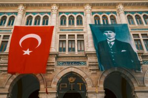 Republikkens Dag Tyrkiet, Cumhuriyet Bayramı, 29 oktober Tyrkiet, Tyrkiet nationaldag, Tyrkiets nationaldag, Republikken Tyrkiet, Tyrkiet 1923, Tyrkiet republik 1923, Mustafa Kemal Atatürk, Atatürk Tyrkiet, Tyrkiets grundlæggelse, Tyrkiets historie, Tyrkisk uafhængighedskrig, Tyrkiet national helligdag, tyrkisk helligdag oktober, fejringer i Tyrkiet, Tyrkiet parader, Tyrkiet fyrværkeri 29 oktober, national stolhed i Tyrkiet, tyrkiske flag, Atatürks mausoleum, Anıtkabir Ankara, Ankara fejringer 29 oktober, Istanbul fyrværkeri 29 oktober, Izmir Republikkens Dag, Alanya Republikkens Dag, Antalya Republikkens Dag, danskere i Tyrkiet, dansk i Tyrkiet, dansk expat i Tyrkiet, Tyrkiet kultur, Tyrkiet traditioner, Tyrkiet mærkedage, tyrkisk patriotisme, Tyrkiet nationalfølelse, Tyrkiets modernisering, Tyrkiets uafhængighed, Atatürks reformer, kemalisme, tyrkisk republik, republikdag Tyrkiet, Tyrkiets nationale festdag, Tyrkiets vigtigste helligdag, fejring af republikken, Tyrkiet 100 års jubilæum, Tyrkiet historiske datoer, Tyrkiet flagdag, Tyrkiet 29 oktober ferie, rejse til Tyrkiet i oktober, oplev Tyrkiet i oktober, efterår i Tyrkiet, nationale højtider Tyrkiet, begivenheder i Tyrkiet, kulturrejse Tyrkiet, Atatürk minde, Atatürk arv, Tyrkiet demokrati, Tyrkiets forfatning 1923, moderne Tyrkiet, sekulært Tyrkiet, tyrkisk kulturarv, Atatürk citater, Atatürk vision, Tyrkiets præsident, Ankara hovedstad, tyrkisk nationaldag historie, Republikken Tyrkiet fejring, Tyrkiets nationale identitet, tyrkisk uafhængighedsdag, Tyrkiet historisk udvikling, Tyrkiet statsdannelse, tyrkisk folkeliv, Tyrkiets stolte historie, nationalfest Tyrkiet, tyrkisk samhørighed, tyrkisk frihed, tyrkisk flag, tyrkiske farver rød og hvid, 29 oktober fejring, nationaldag i Tyrkiet 2025, helligdage i Tyrkiet 2025, tyrkiske mærkedage 2025, rejse Tyrkiet oktober, dansk i Alanya, dansk i Antalya, dansk i Izmir, dansk i Ankara, danskere bosat i Tyrkiet, dansk samfund i Tyrkiet, Tyrkiets nationale værdier, tyrkiske parader, Atatürk mindehøjtidelighed, republikdag fejringer, Tyrkiet kulturhistorie, tyrkisk stolthed, Tyrkiet flagdag, Atatürks mausoleum besøg, Tyrkiet højtidsdage, oplevelser i Tyrkiet i oktober