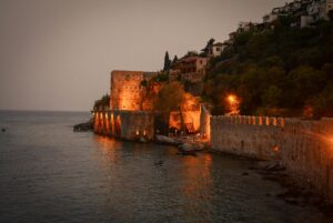 Tyrkiet vinter, Tyrkiet om vinteren, rejse til Tyrkiet om vinteren, vejret i Tyrkiet vinter, vinterferie i Tyrkiet, overvintring i Tyrkiet, Tyrkiet klima vinter, danskere i Tyrkiet, vinter i Alanya, vinter i Antalya, bo i Tyrkiet om vinteren, hvad laver man i Tyrkiet om vinteren, hvilke steder i Tyrkiet er varme om vinteren, Tyrkiet vejret december januar februar, billig vinterferie Tyrkiet, sol og varme i vintermånederne, vinterrejser til Tyrkiet, klima i Alanya vinter, vintervejr i Antalya, tyrkiske byer med sne, skiferie i Tyrkiet, Tyrkiet sne og ski, Uludağ skisportssted, Cappadocia om vinteren, Pamukkale om vinteren, Istanbul om vinteren, tyrkiske termiske bade, tyrkisk hamam vinter, vintermad i Tyrkiet, tyrkisk salep, tyrkisk hygge, Tyrkiet lavsæson, rejse til Tyrkiet i december, Tyrkiet i januar, Tyrkiet i februar, solferie i vinterhalvåret, Tyrkiet kultur vinter, danskere i Alanya, livet i Tyrkiet om vinteren, hverdagen i Tyrkiet udenfor sæsonen, feriebolig i Tyrkiet vinter, pas på fugt i feriebolig, overvintring for pensionister Tyrkiet, billigt at leve i Tyrkiet om vinteren, leveomkostninger Tyrkiet vinter, vinterforberedelse af feriebolig, praktiske tips til overvintring Tyrkiet, tyrkisk vintermad, tyrkiske traditioner vinter, tyrkisk kultur vintertid, lokale markeder i vinterperioden, tyrkisk te og kaffe, kastanjer og græskar i Tyrkiet, tyrkisk wellness, termiske kilder i Tyrkiet, hamam oplevelser, Tyrkiet rejsetips vinter, hvor varmt er der i Tyrkiet om vinteren, kan man rejse til Tyrkiet i januar, er der sne i Tyrkiet om vinteren, hvilke byer i Tyrkiet har sne, hvad laver man i Alanya om vinteren, er Alanya åben om vinteren, hvordan er livet i Tyrkiet udenfor turistsæsonen, er det billigt at overvintre i Tyrkiet, hvor rejser man hen i Tyrkiet i vintermånederne, hvilke steder i Tyrkiet har sol i december, hvor kan man stå på ski i Tyrkiet, er der danskere i Tyrkiet året rundt, hvad spiser man i Tyrkiet om vinteren, hvordan fejres nytår i Tyrkiet